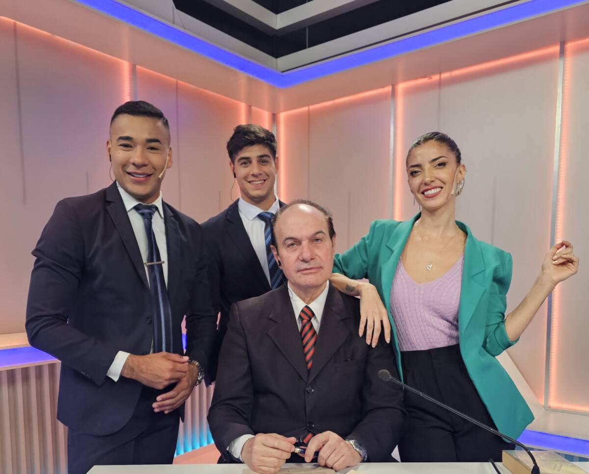 Andrés junto a Majo Sarasola, Manuel Castro y Nicolás Venier en vivo al mediodía - fuente: Canal 26