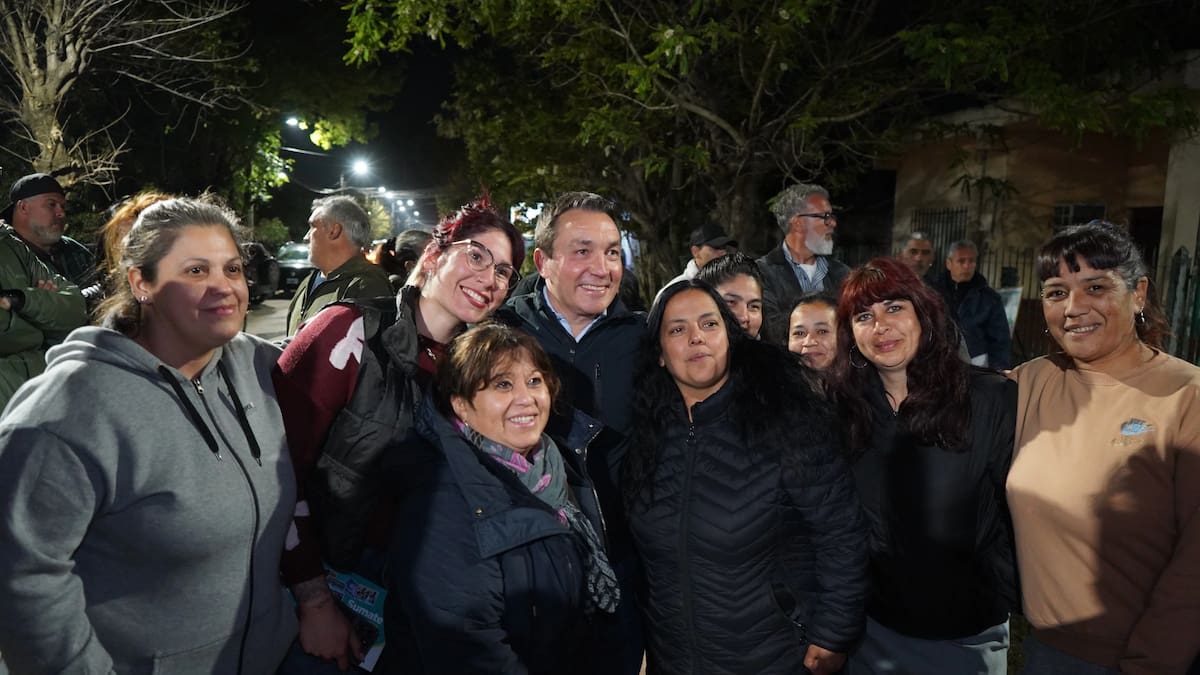 Andrés Watson junto a vecinos de Florencio Varela.