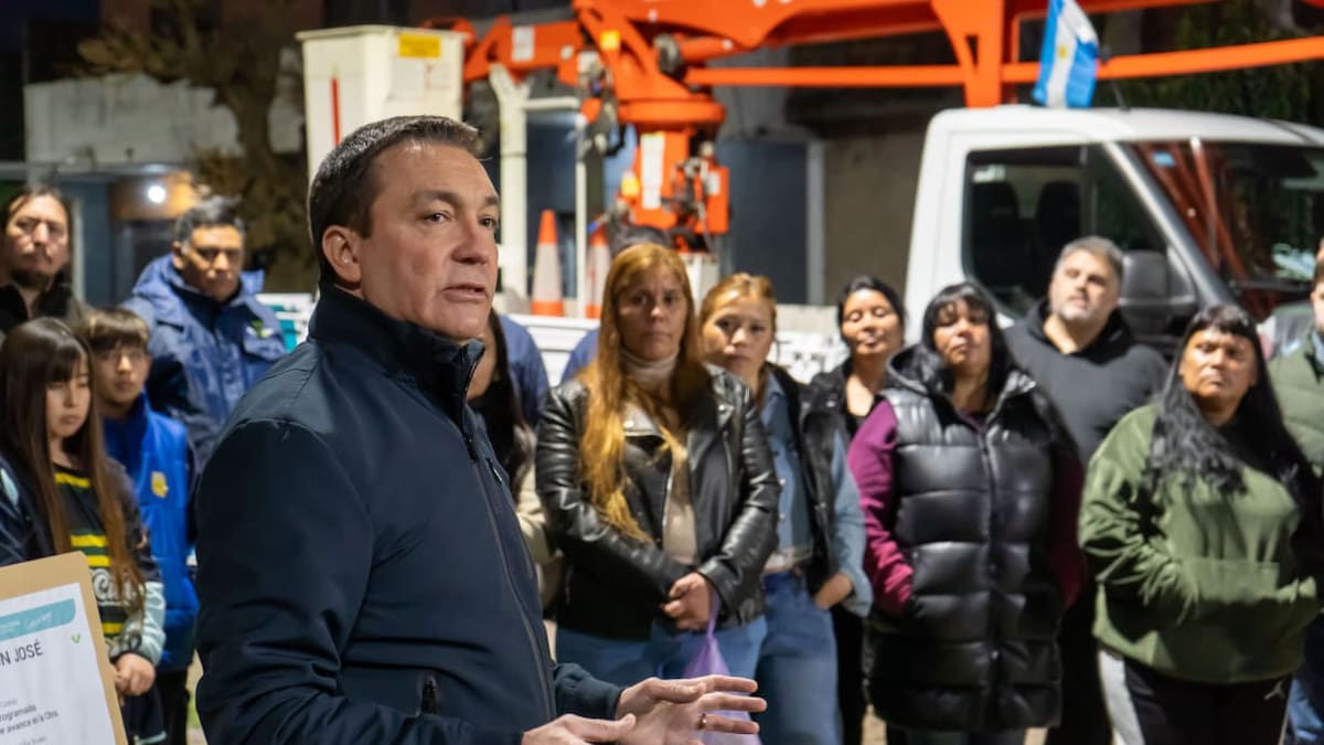 Andrés Watson supervisó el renovado parque lumínico del barrio número 67 full LED en Florencio Varela