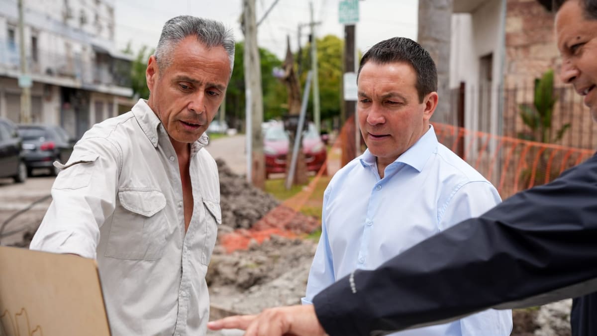 Andrés Watson supervisó obras de repavimentación de la calle Bernardo de Monteagudo en Florencio Varela