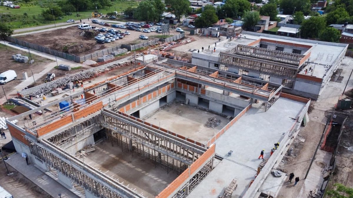 Andrés Watson y Axel Kicillof verificaron la construcción de una obra escolar histórica para Florencio Varela