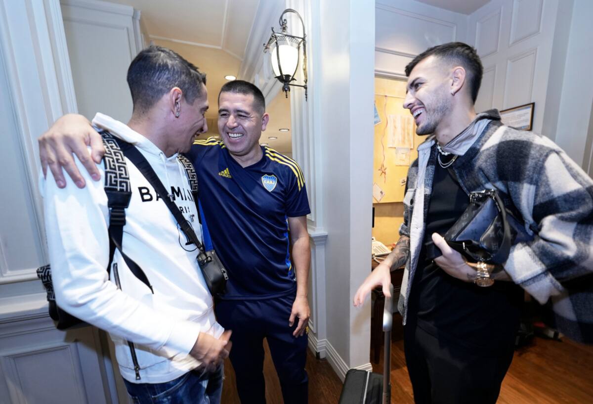 Ángel Di María y Leandro Paredes junto a Riquelme, en el día de su despedida. Foto: Twitter @BocaJrsOficial.
