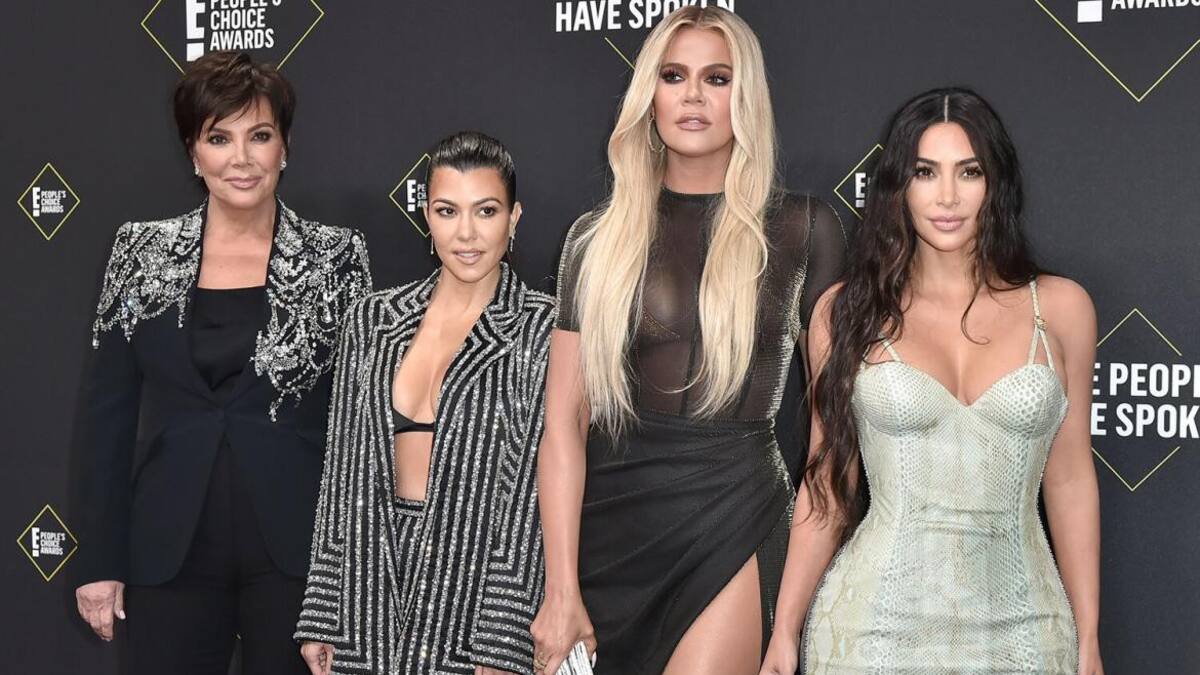 Angela Kukawski junto a las hermanas Kardashian
