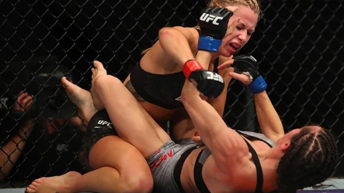 ¡Qué momento! Luchadora de UFC queda con parte de su cuerpo al desnudo