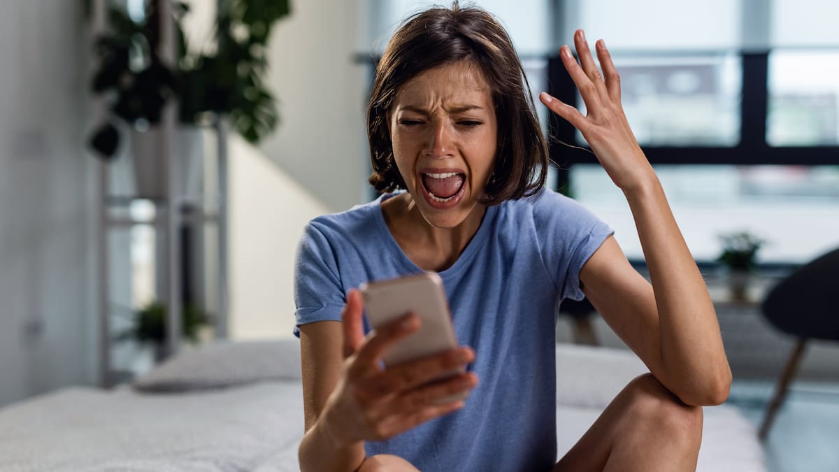 “Rage-bait” es la palabra del año 2025, según Oxford: qué significa y por qué define a la cultura digital de hoy en día