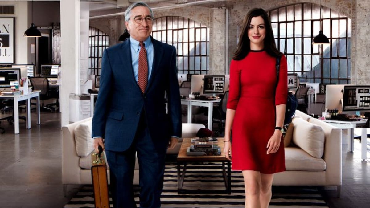 Anne Hathaway y Robert de Niro. Foto X @VogueMexico