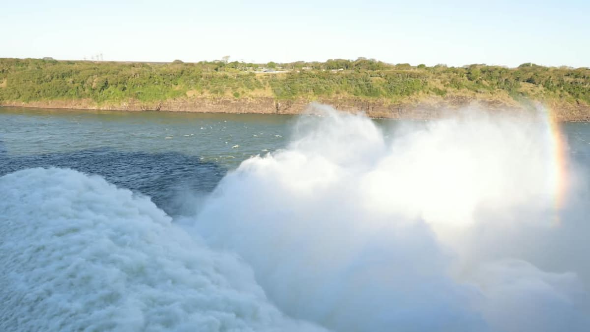 La represa Itaipú abrió sus compuertas: el impresionante caudal de agua que llega al Paraná