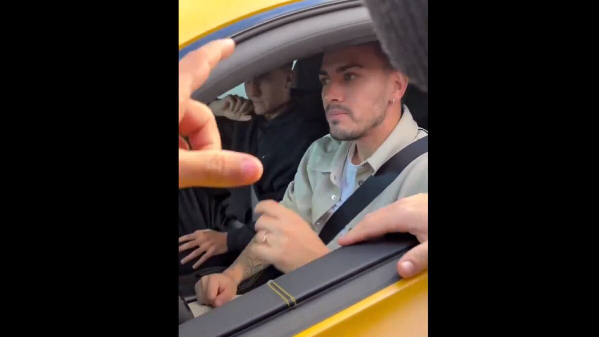 Apriete de hinchas de la Roma a Leandro Paredes y Paulo Dybala tras la salida de Mourinho. Foto: Captura de video.