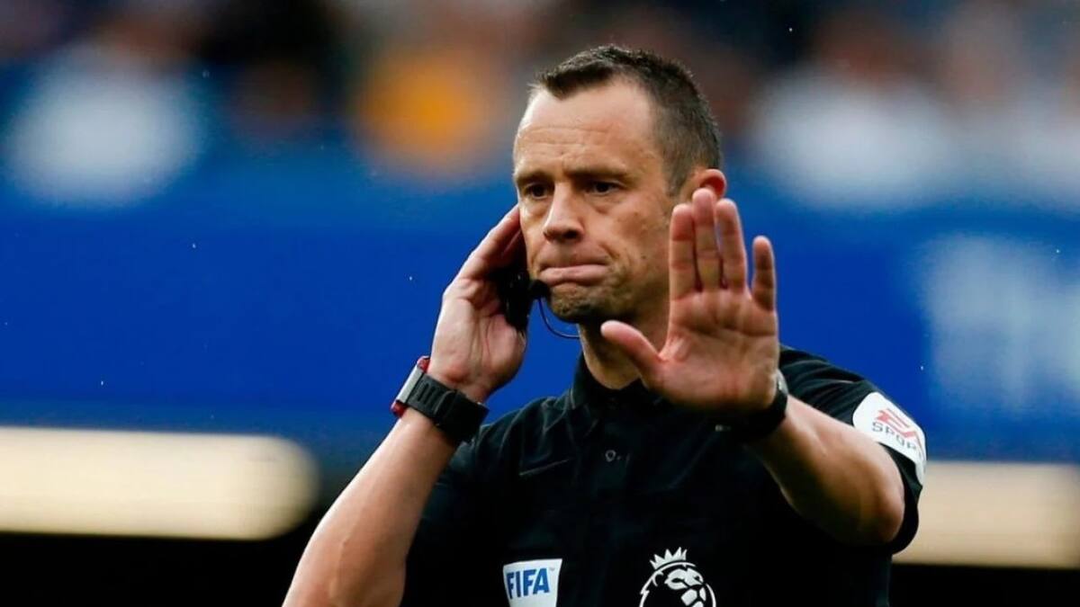 Árbitro de la Premier League.