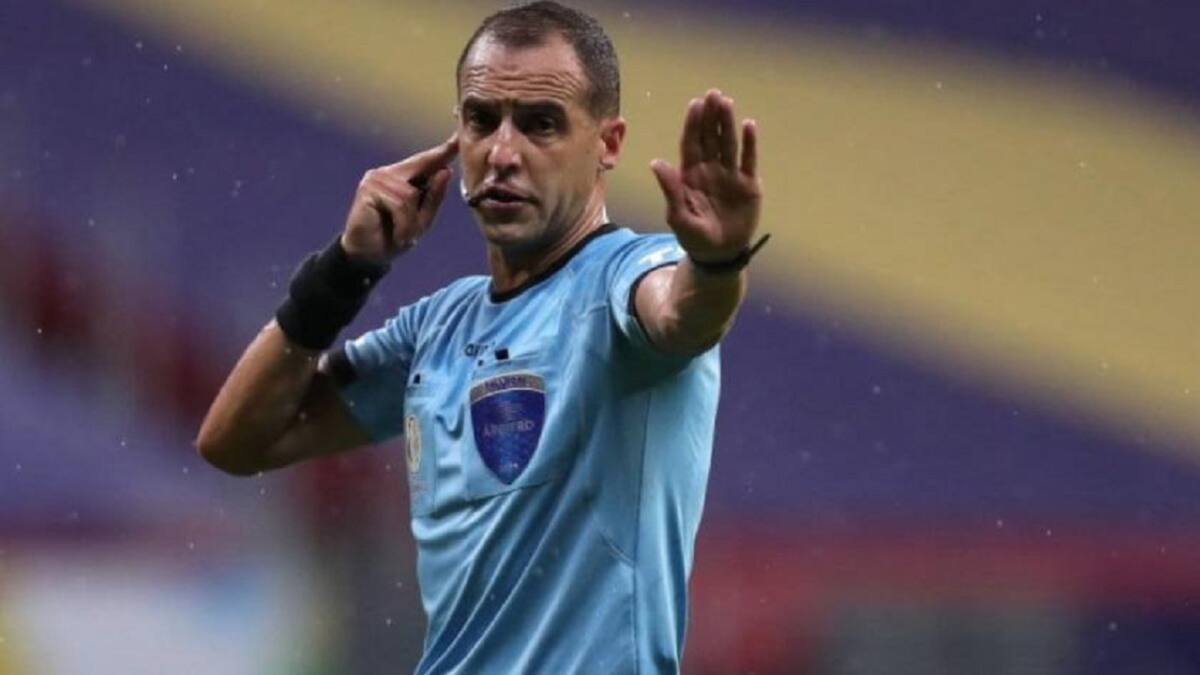 Árbitro Esteban Ostojich. Foto: NA