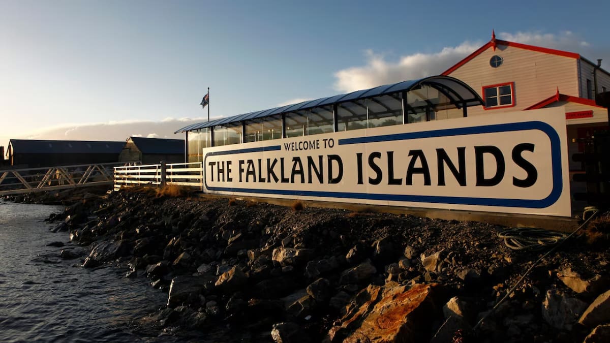 Archivo del cartel de bienvenida a las Islas Malvinas. Foto: EFE/ Felipe Trueba