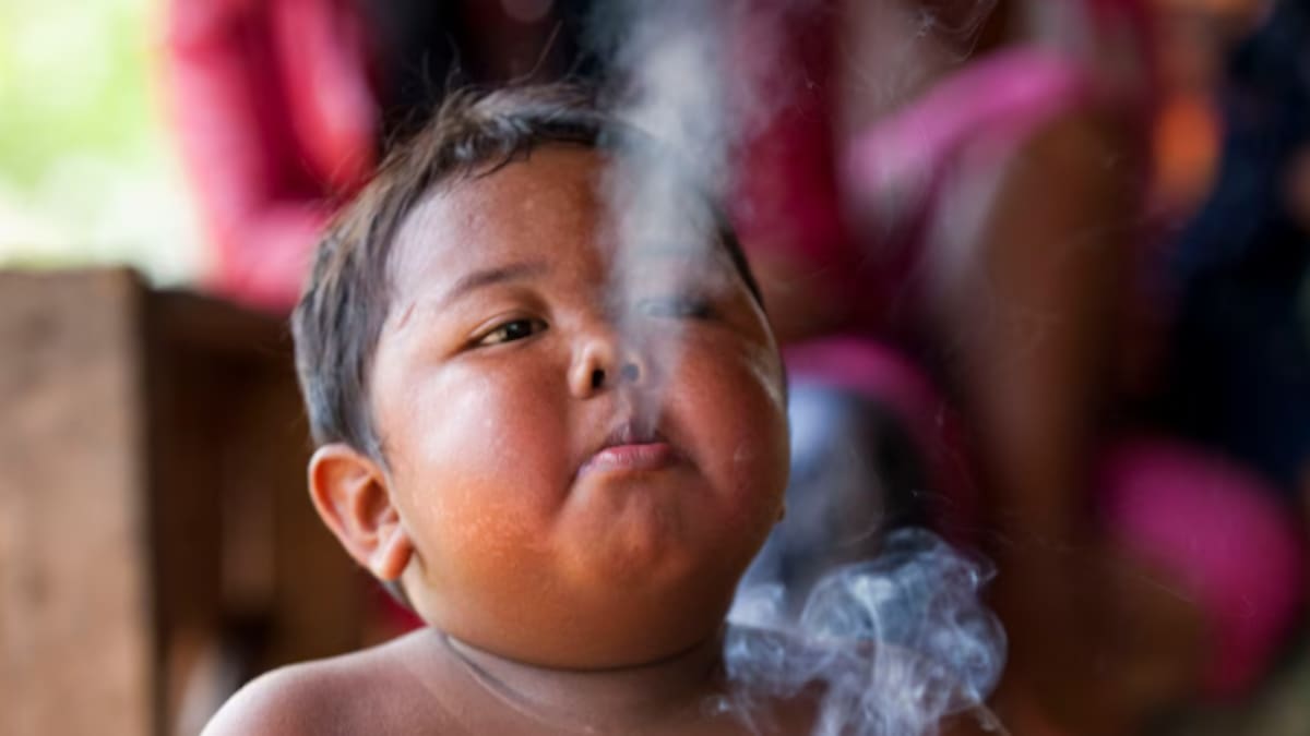Tenía un año y medio y fumaba 40 cigarrillos al día: qué fue de la vida de Ardi Rizal y cómo luce en 2026