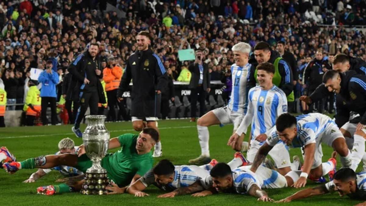 Argentina se mantiene como líder del Ranking FIFA. Foto: NA.