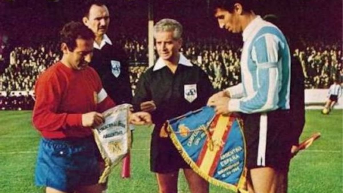 Así fue el único partido de Argentina y España en un Mundial: un encuentro histórico con Rattín en cancha