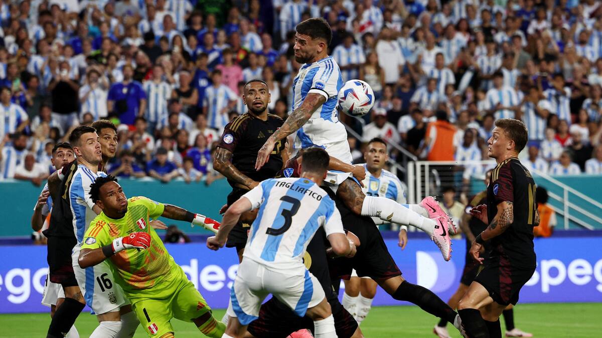 Argentina volvió a ganar y se metió a los cuartos de final como primera del grupo A. Foto: EFE