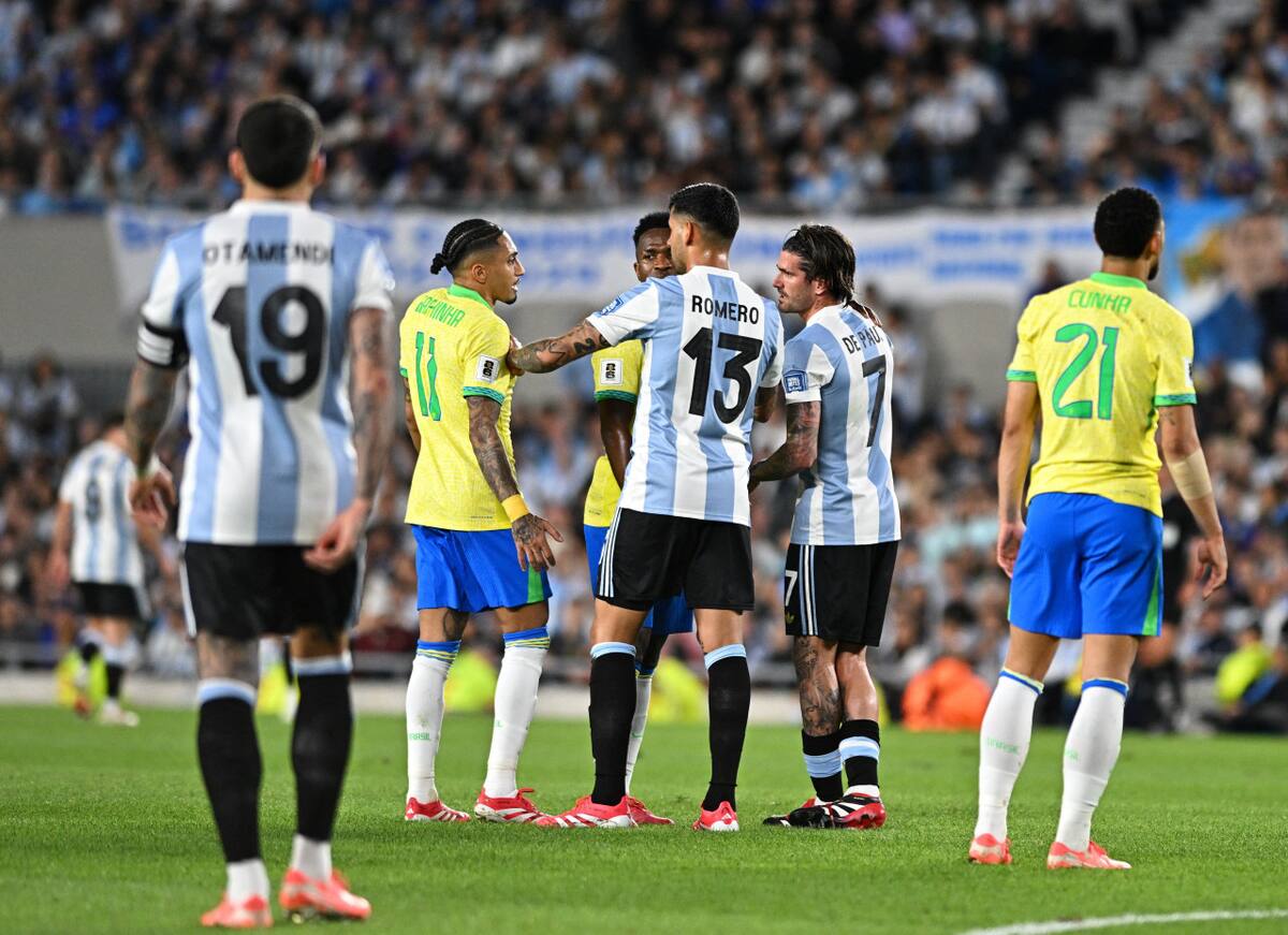 Argentina y Brasil disputan un partidazo. Foto: Reuters/Rodrigo Valle