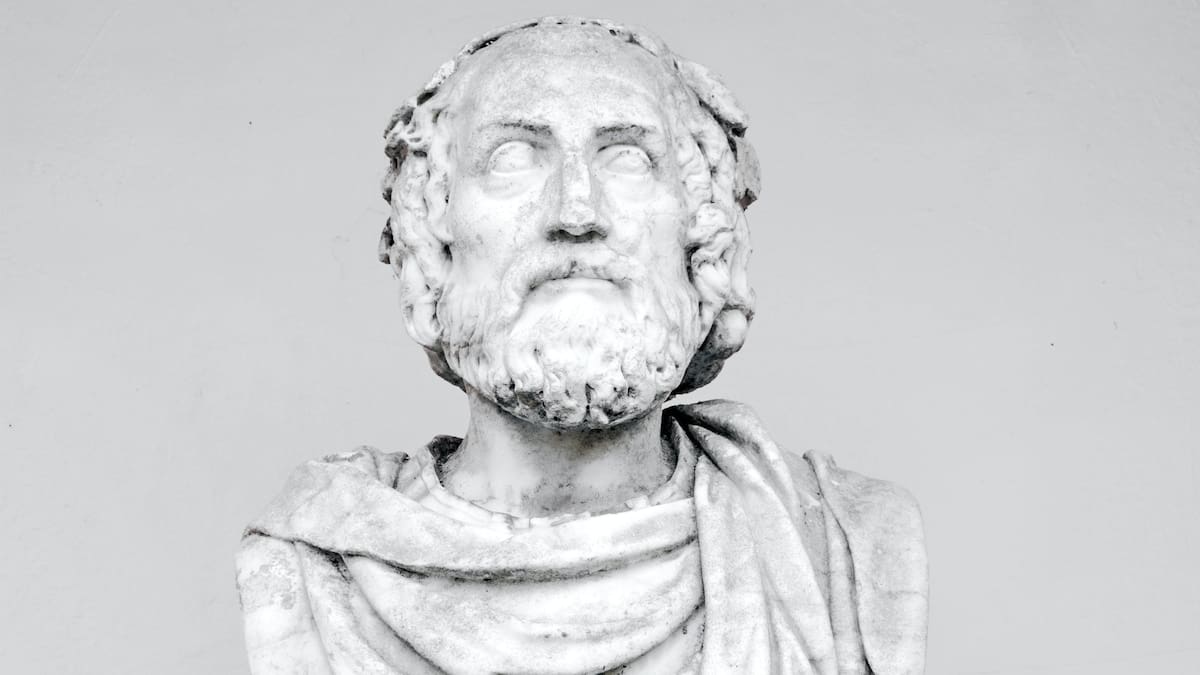 Estatua/busto de Aristóteles.