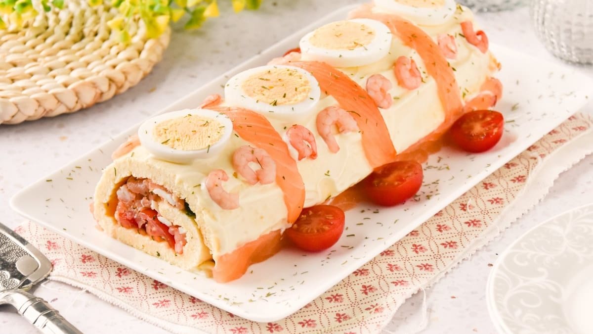 Arrollado relleno con huevo y tomate.