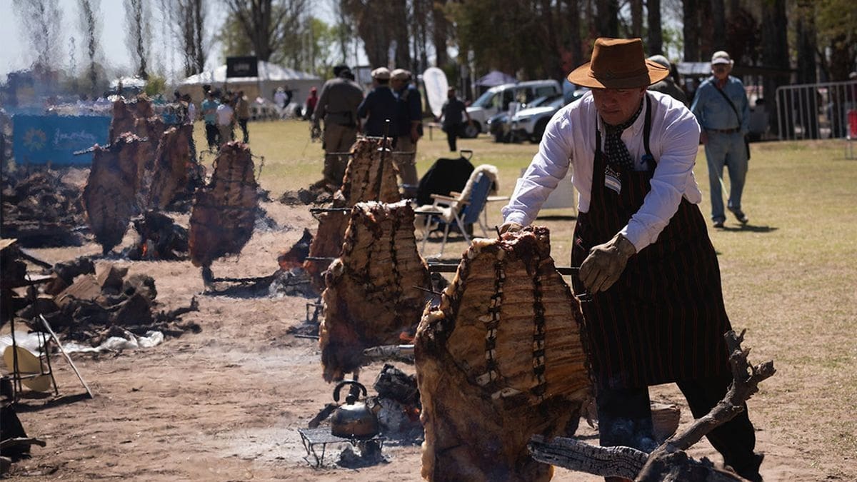 Cómo hacer un asado a la estaca: el ritual de los asadores argentinos para lograr una carne tierna y en su punto justo