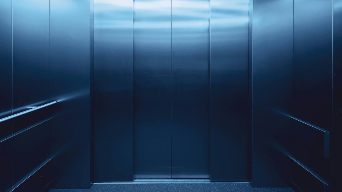 ¿Es solo una cuestión estética?: las verdaderas razones por las que hay espejos en los ascensores de los edificios