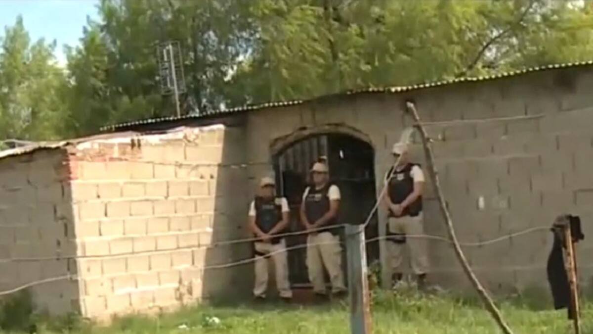 Asesinan a maestra en puerta de colegio