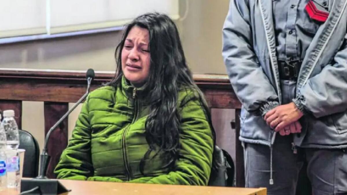 Asfixió a su bebé y lo tiró en una zanja