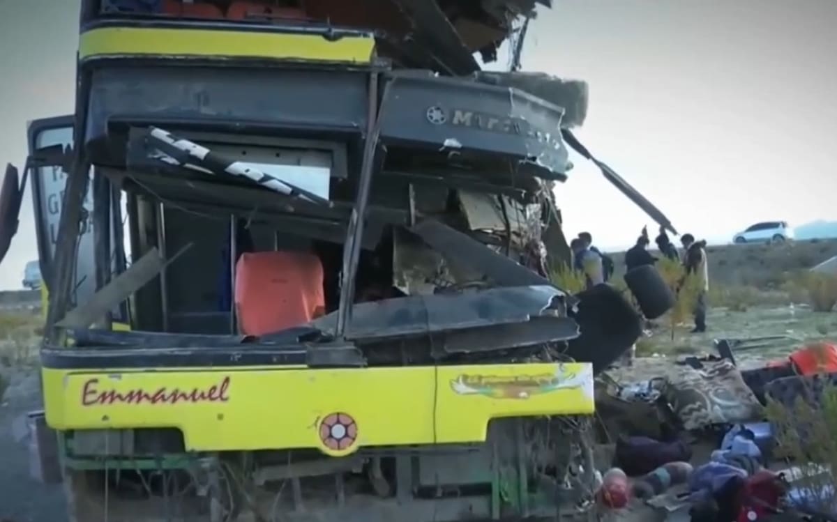 Así quedaron destrozados los micros que chocaron en Bolivia y donde murieron 3 personas. Foto: Captura de video.