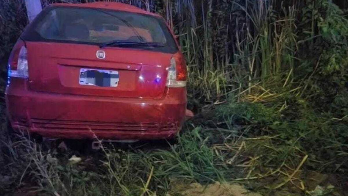Así quedó el auto tras el choque de los ladrones. Foto: x ViaSzeta.