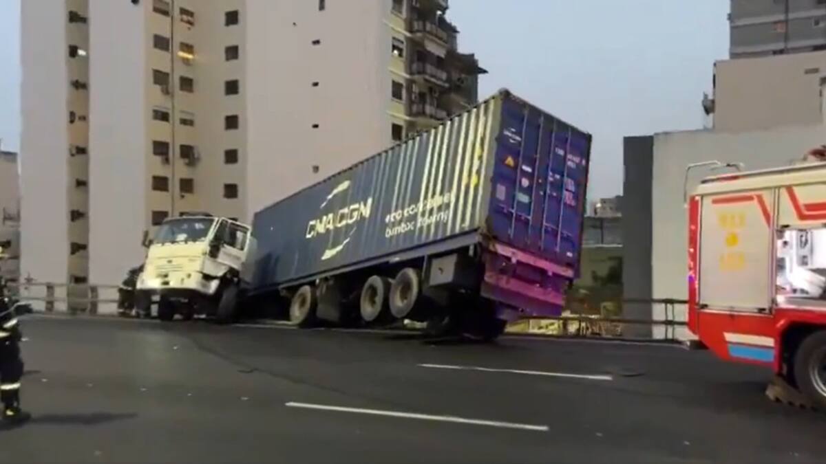 Así quedó el camión colgando de la Autopista 25 de Mayo. Foto: Captura.