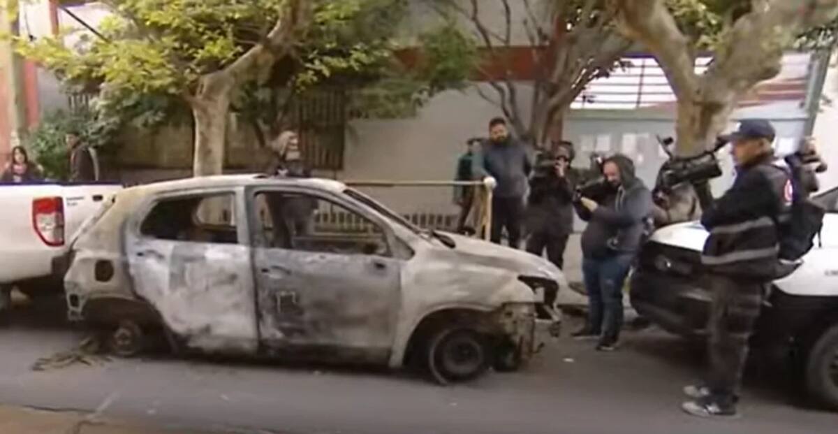 Así quedó la camioneta incendiada que trasladó a las jóvenes asesinadas.