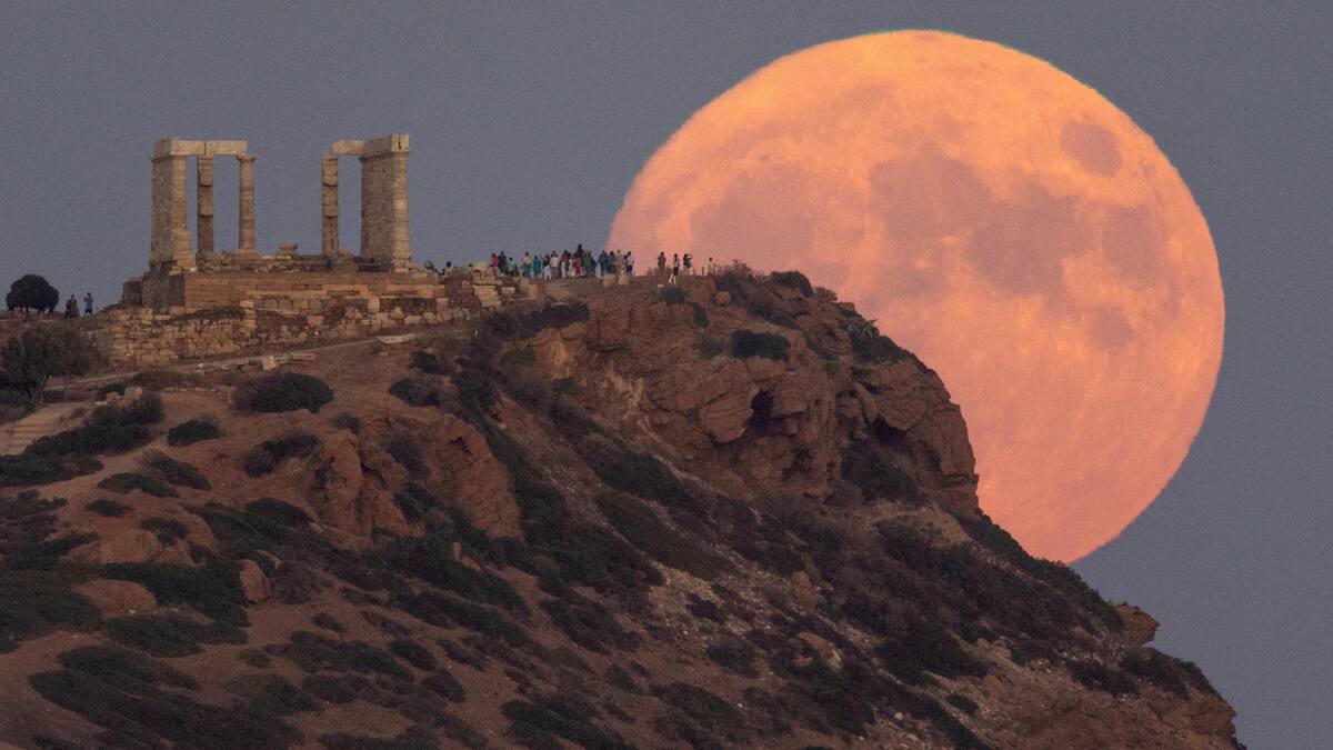Así se vio la Superluna desde Grecia. Foto: Reuters.