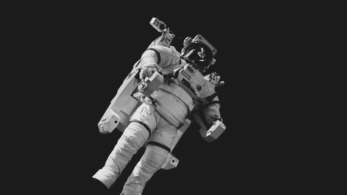 "La postura de gravedad cero", utilizada por astronautas y resto de personas para dormir mejor. Fuente: NASA.