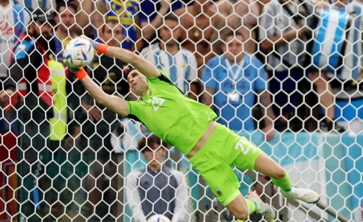 Atajada del Dibu Martínez contra México; Qatar 2022. Foto: Reuters