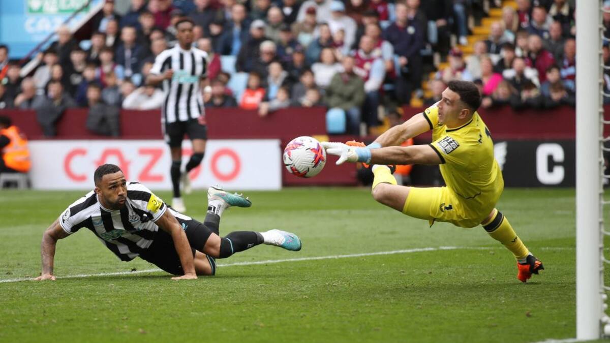 Atajada del Dibu Martínez en el triunfo del Aston Villa ante el Newcastle por la Premier League. Foto: REUTERS.