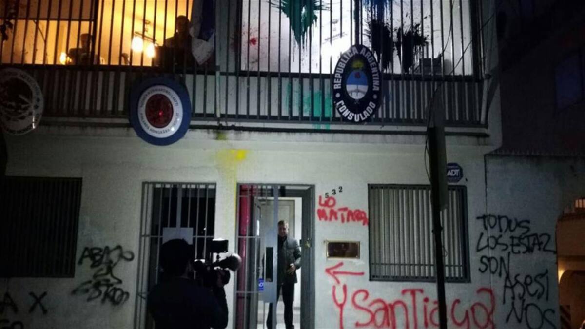 Ataque al Consulado argentino en Chile - Santiago Maldonado