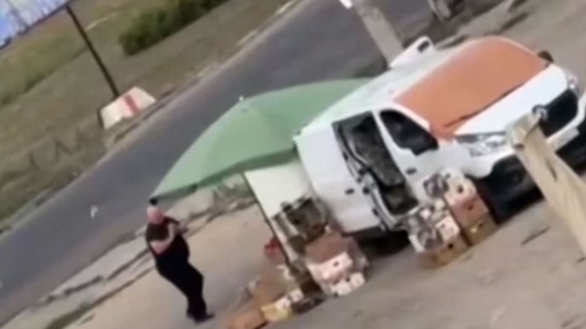 “Así ‘luchan’ los rusos”: Ucrania compartió imágenes en el que un dron suicida persigue y ataca a un civil en Jersón