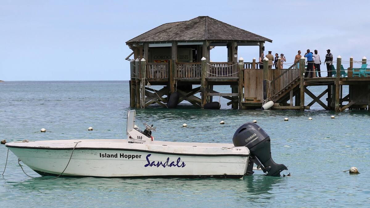 Bahamas: un tiburón atacó a una turista estadounidense mientras surfeaba y murió