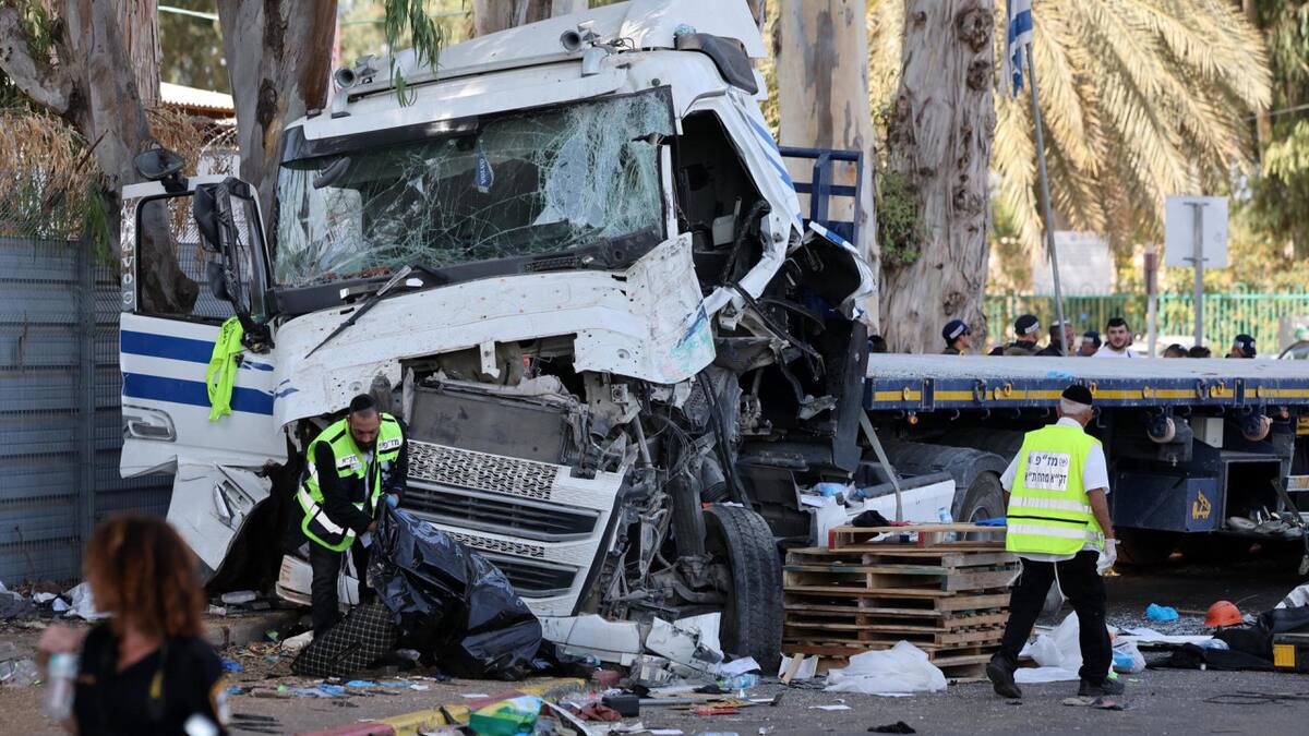 Ataque terrorista en Israel: un camión embistió una parada de ómnibus en Tel Aviv. Foto EFE
