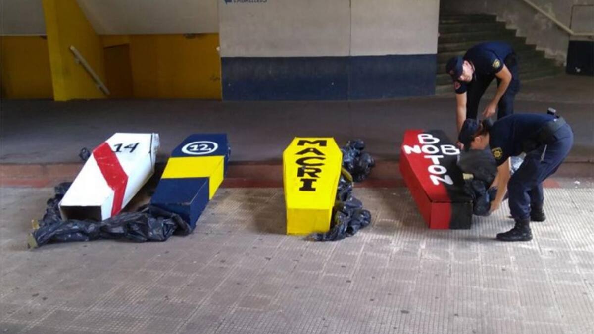 Ataúdes para Macri y tres clubes en tribuna de Rosario Central
