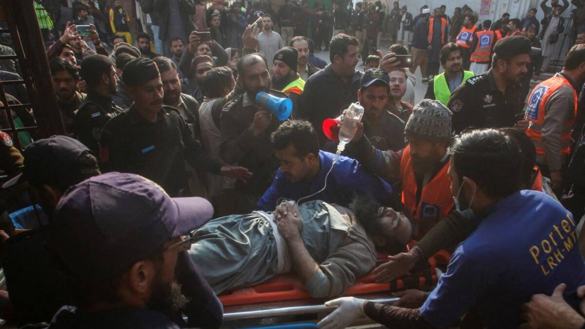 Violento atentado suicida en una mezquita de Pakistán, decenas de muertos y centenares de heridos