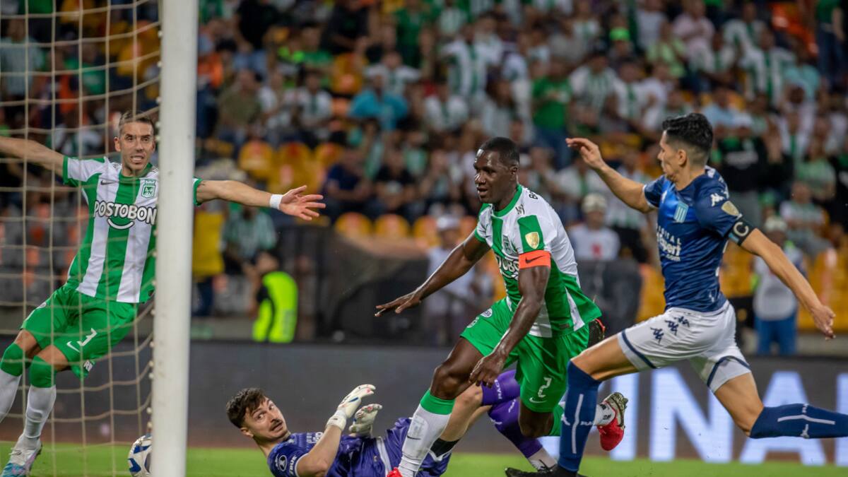 Atlético Nacional hizo valer la localía y sacó una importante diferencia ante Racing. Foto: NA.