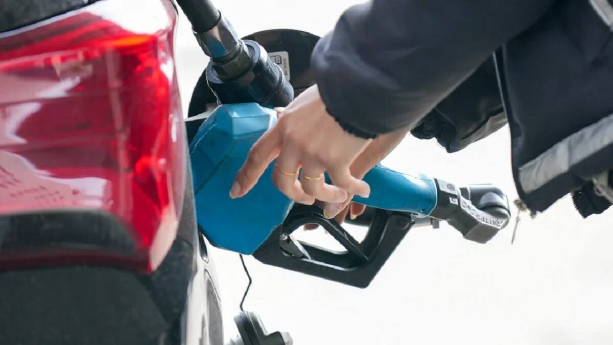 El Gobierno pospone el aumento en los impuestos a los combustibles. Foto: NA.