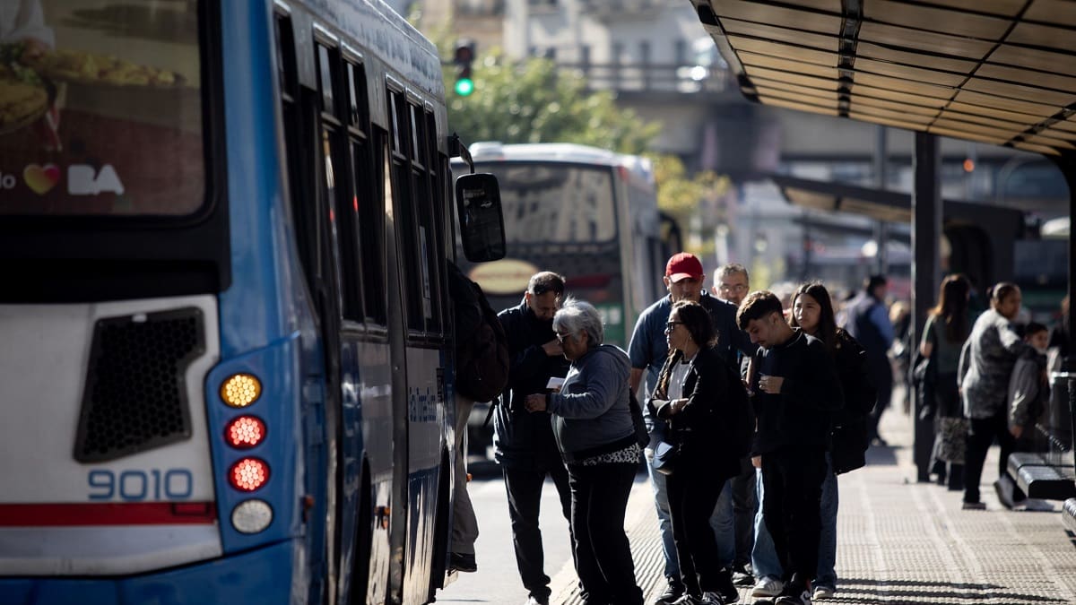 Nuevas tarifas: cuánto cuesta viajar en colectivo y en tren desde este lunes 18 de mayo