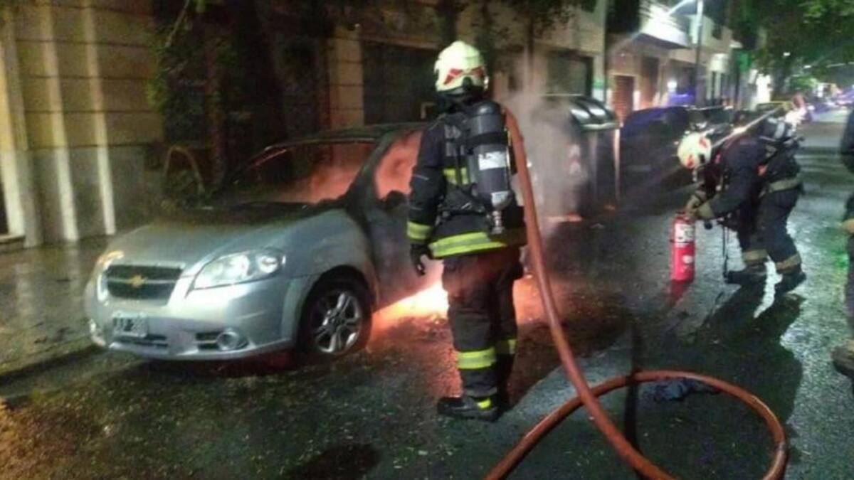 Auto calcinado en Balvanera. Foto: NA.