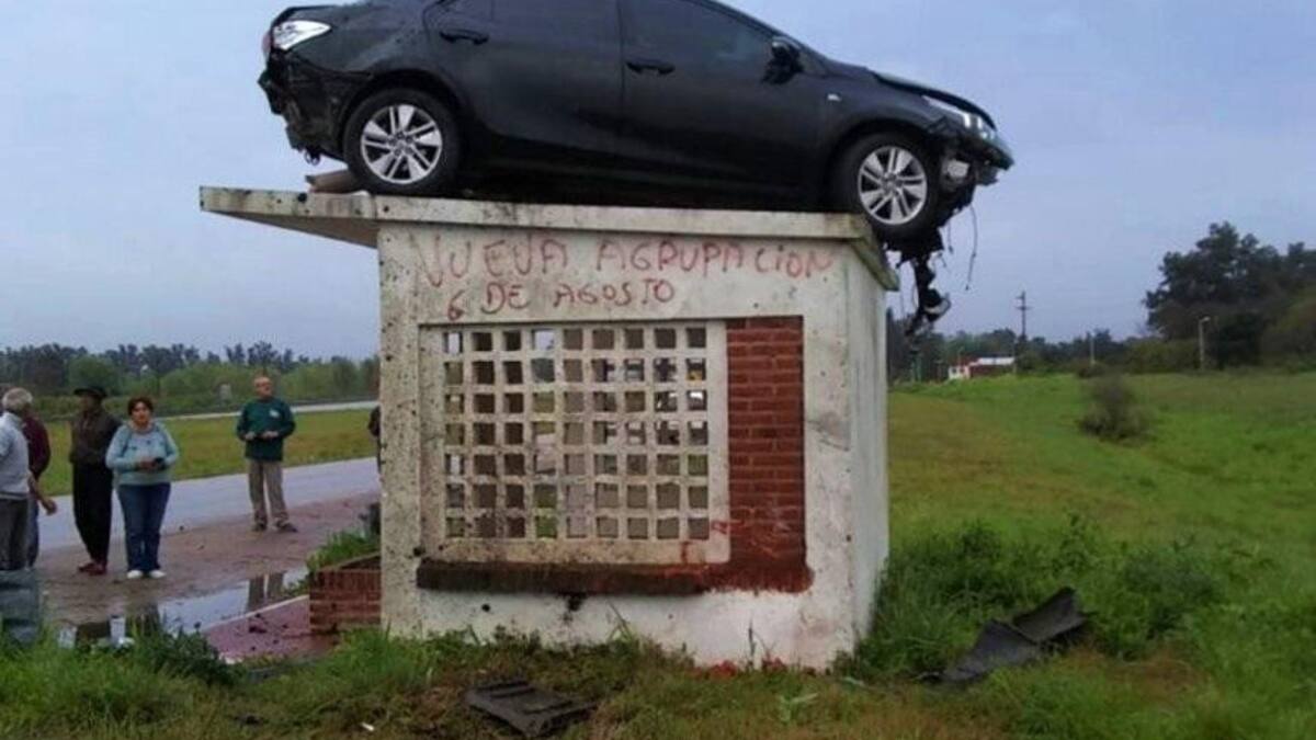 Auto del jefe de policía quedó arriba de la garita del colectivo