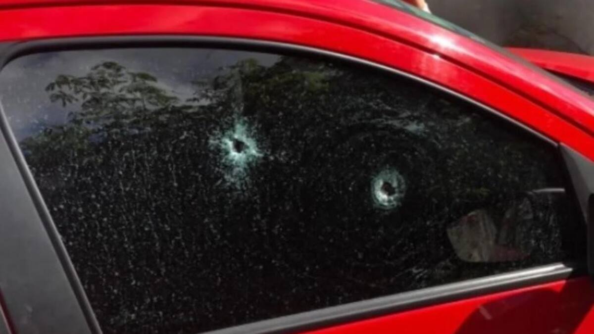 Auto del policía baleado e Isidro Casanova