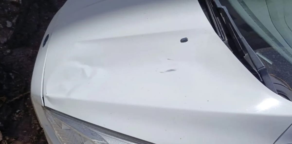 Auto donde cayó el detenido por abuso sexual desde el tercer piso de los Tribunales de La Plata.