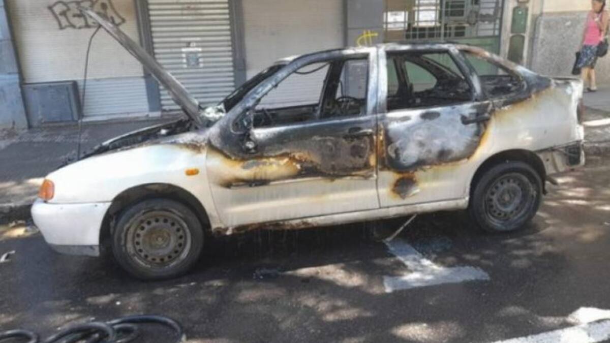 Auto incendiado para que no se lo lleven los inspectores. Foto: NA.