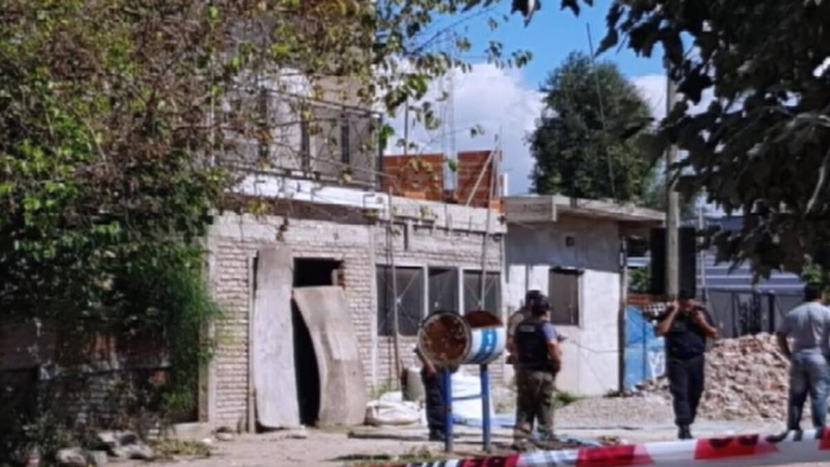 Auto se incrustó en una casa - Murió una mujer