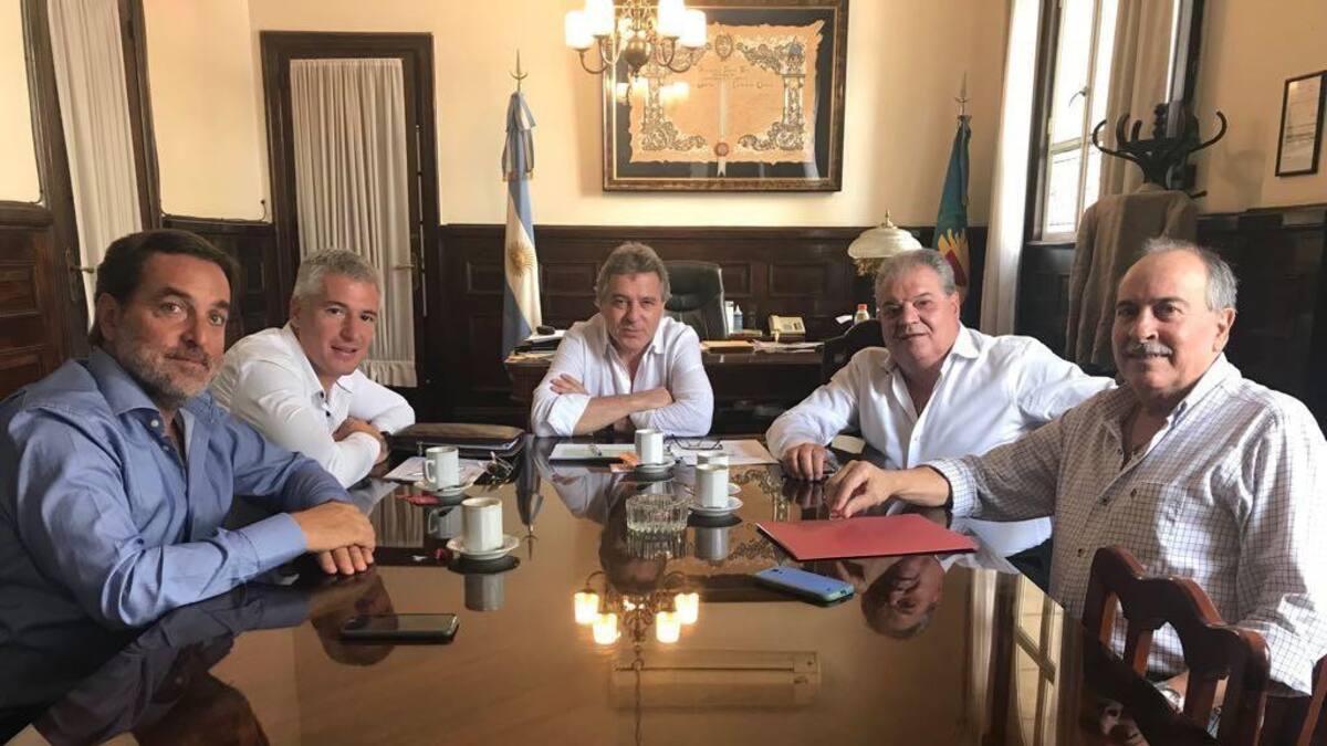 Autoridades de FEMAPE junto al tesorero general, Horacio Stávale